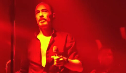 Εκνευρισμένος ο Βαλάντης με τους μουσικούς του, έφτυσε στη σκηνή - Η απάντηση του τραγουδιστή