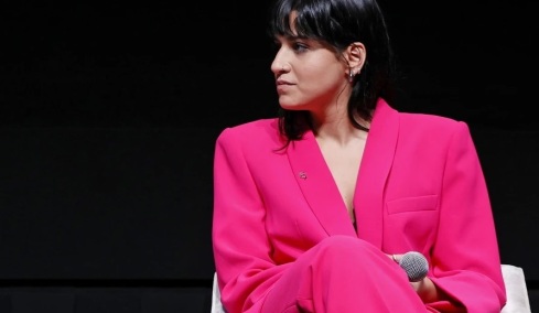 Η Σάρα Μαρντίνι, που έσωσε πρόσφυγες τραβώντας τη βάρκα τους μέσα στη θάλασσα, κατηγορείται για διακίνηση μεταναστών