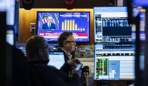 Ράλι στη Wall Street μετά τη νέα μείωση επιτοκίων: Οι αγορές «ποντάρουν» σε περισσότερη χαλάρωση