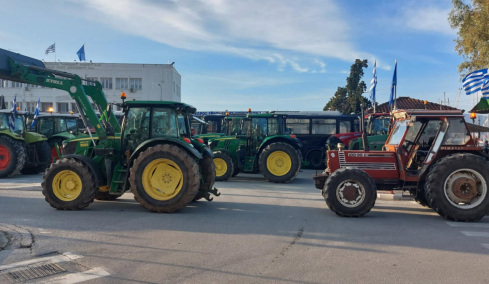 Στο λιμάνι του Βόλου για να το αποκλείσουν οι αγρότες στη σκιά της παρέμβασης του εισαγγελέα του Αρείου Πάγου