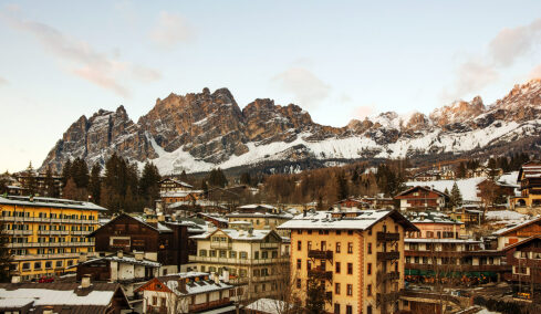 Cortina d’Ampezzo: Γιατί αξίζει να ζήσετε την εμπειρία της «βασίλισσας» των Δολομιτών το 2026
