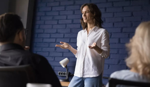 Τι κερδίζουν οι άνθρωποι που μιλούν με τα χέρια τους – Θα εκπλαγείτε
