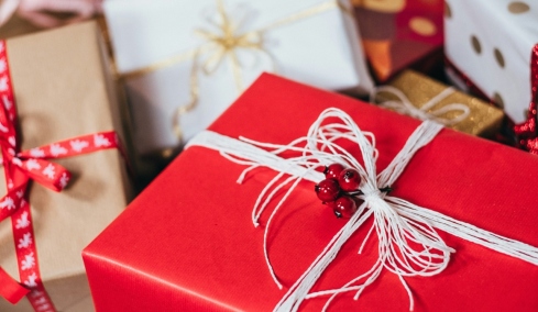 Εργαζόμενη έκανε καταγγελία στο HR εταιρείας στη Βρετανία για το δώρο που πήρε από συνάδελφό της στο Secret Santa