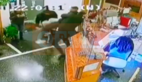 Η στιγμή της σύλληψης του 17χρονου που μαχαίρωσε τον 14χρονο στον Χολαργό και ομολόγησε στο TikTok, δείτε βίντεο