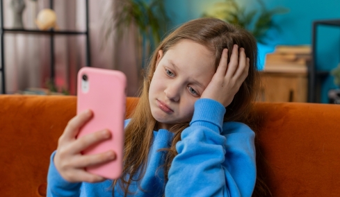 «Ήρθε το τέλος»: Οι Αυστραλοί έφηβοι... θρηνούν την απώλεια πρόσβασης στα social media