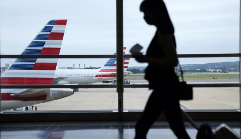 Δυσκολεύει το ταξίδι στις ΗΠΑ: Οι τουρίστες από 42 κράτη -ανάμεσα τους και η Ελλάδα- θα πρέπει να δείχνουν ιστορικό πέντε ετών στα social media, για να μπουν στη χώρα
