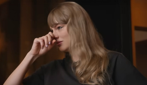 Συγκινημένη η Τέιλορ Σουίφτ στη σειρά για το Eras Tour: Κάναμε κάτι που κανείς δεν έχει ξανακάνει
