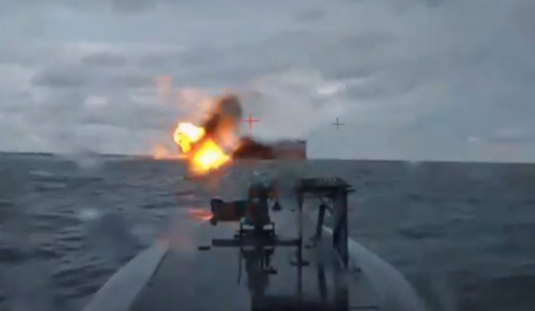 Η Ουκρανία έπληξε δεξαμενόπλοιο του ρωσικού «σκιώδους στόλου» με ναυτικά μη επανδρωμένα σκάφη - Βίντεο