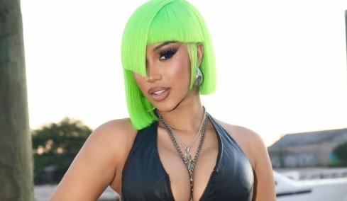 Η Cardi B παρουσίασε με σέξι φωτογράφιση τα νέα piercing της σε... πλάτη και αυχένα
