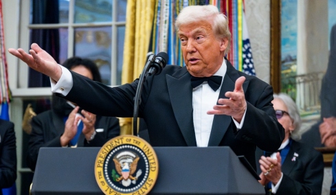 Ο Τραμπ επεκτείνει την απαγόρευση εισόδου στις ΗΠΑ στους πολίτες ακόμη 7 χωρών και στους Παλαιστίνιους 