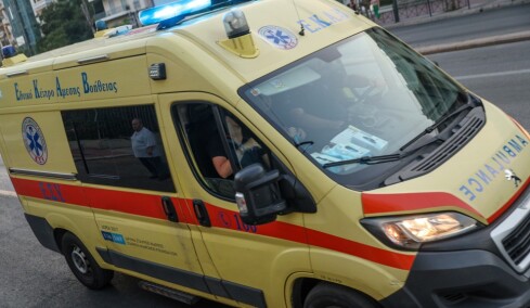 Αυτοκίνητο παρέσυρε και εκσφενδόνισε μηχανάκι στην Πάτρα, δύο τραυματίες