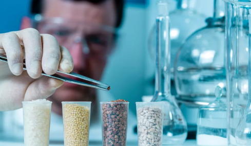 Ανησυχία στην Ευρώπη για «αιώνια χημικά» σε τρόφιμα – Στη λίστα και ελληνικά προϊόντα
