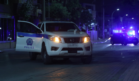 Συνελήφθησαν μητέρα και γιος για κατοχή ναρκωτικών στην Πάτρα, είχαν και μαχαίρια karambit 