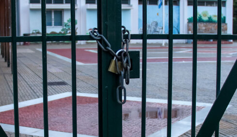 Αίγιο: 16χρονος ξυλοκόπησε συνομήλικό του έξω από σχολείο, συνελήφθη και η μητέρα του