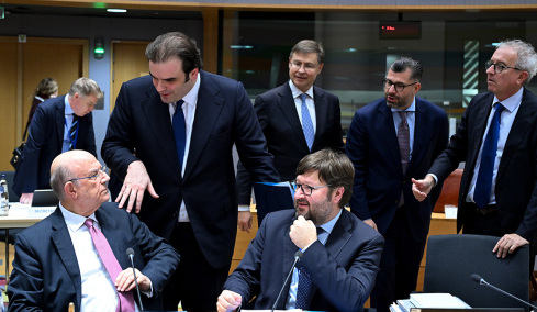 Το παρασκήνιο της εκλογής Πιερρακάκη στο Eurogroup: Οι «υποσχετικές» και οι συμμαχίες πριν από την ψηφοφορία που οδήγησαν στην απόσυρση του Βαν Πέτεγκεμ