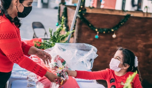 Εργαζόμενη σε σχολείο εξασφαλίζει χριστουγεννιάτικα δώρα σε 400 μαθητές από οικογένειες χαμηλού εισοδήματος
