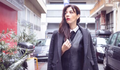 Λουκία Μιχαλοπούλου: «Δίπλα στο θέατρο υπήρχε ένα beach bar που έπαιζε εκκωφαντική μουσική, κάλυπτε τη δική μας»