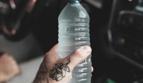 Έρχεται μεγάλη αλλαγή στα πλαστικά μπουκάλια: Γιατί θα έχουν πιο θολή εμφάνιση