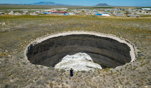 Σχεδόν 700 πελώριες καταβόθρες έχουν δημιουργηθεί στο Ικόνιο της Τουρκίας, δείτε βίντεο από ψηλά