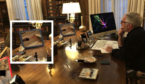 Ανατριχιαστική λεπτομέρεια στο νέο υλικό του Έπσταιν: Γιατί είχε στο γραφείο φωτογραφία με μία ανήμπορη γυναίκα;