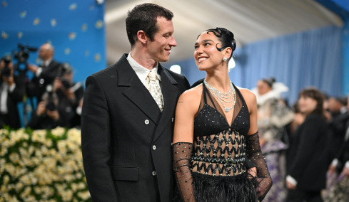 Κάλουμ Τέρνερ: Ο σταρ που αγάπησε η Ντούα Λίπα είναι πρώην μοντέλο και προβάρει το κοστούμι του Τζέιμς Μποντ