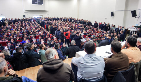 Αυτά είναι τα αιτήματα των αγροτών: Κλιμακώνουν τις κινητοποιήσεις παρά την έκκληση της κυβέρνησης για διάλογο με ανοιχτούς τους δρόμους