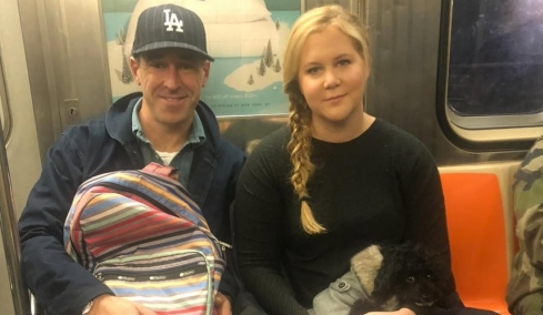 Η Έιμι Σούμερ και ο σύζυγός της χωρίζουν μετά από 7 χρόνια γάμου: Οικογένεια για πάντα, γράφει η ηθοποιός
