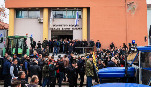 Νέα έκκληση για διάλογο από την κυβέρνηση, ενώ οι αγρότες παραμένουν στα μπλόκα και στέλνουν λίστα αιτημάτων στον πρωθυπουργό