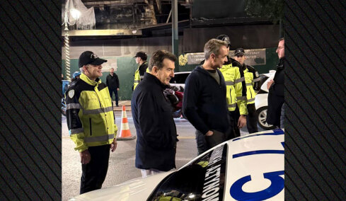 Επίσκεψη Μητσοτάκη σε μπλόκο της Τροχαίας στη Σταδίου: Έκανε αλκοτέστ για να δει πως γίνεται, δείτε φωτογραφίες