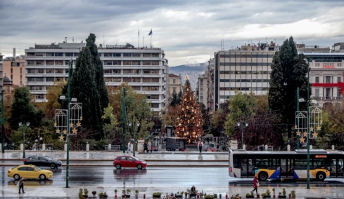 Καιρός: Ήπιες θερμοκρασίες, τοπικές βροχές και αβεβαιότητα για τις γιορτές 
