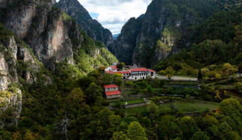 Ανεξερεύνητοι Τόποι: Η διαδρομή προς τη Μονή Στομίου στη χαράδρα του Αώου
