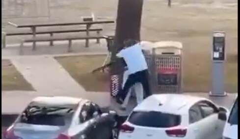 Δείτε βίντεο από το μακελειό στο Σίδνεϊ: Πολίτης αφοπλίζει έναν από τους δράστες την ώρα που πυροβολεί