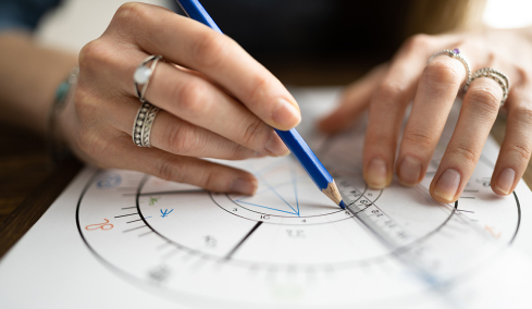 Γιατί πιστεύουμε στα ζώδια; Η ψυχολογία πίσω από την αστρολογία