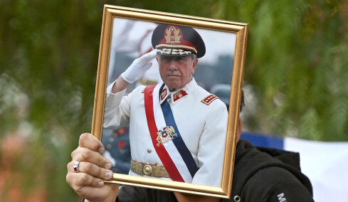 Χιλή: Κραδαίνοντας πορτρέτα του Πινοσέτ πανηγύρισαν οι οπαδοί του ακροδεξιού Καστ για την εκλογή του στην προεδρία