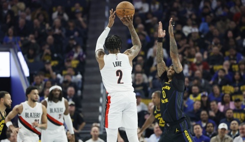 Οι Μπλέιζερς «λύγισαν» τον διαστημικό Κάρι που πέτυχε 12 τρίποντα, δείτε βίντεο