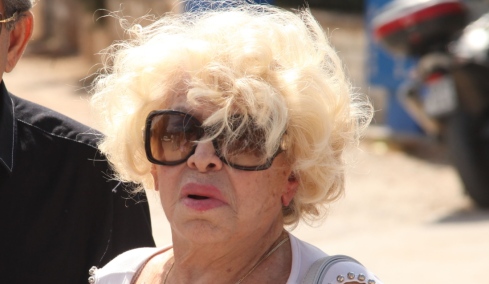 Ο γιος της Καίτης Γκρέυ επιμένει ότι η διαθήκη της δεν είναι γνήσια, τι δήλωσε η δικηγόρος του