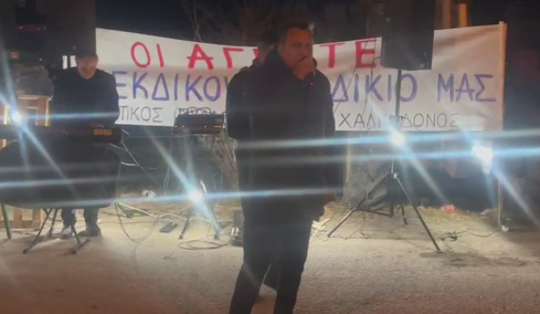 Με ζωντανή μουσική και τραγούδια έκλεισαν την Εθνική Οδό οι αγρότες στη Χαλκηδόνα Θεσσαλονίκης, δείτε βίντεο