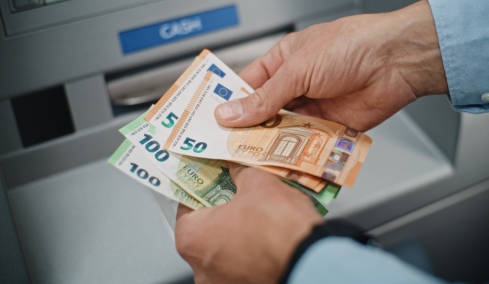 Ποιοι πάνε ταμείο αυτήν την εβδομάδα - Όλες οι πληρωμές για συντάξεις, επιδόματα και δώρα
