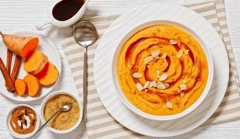 Πουρές γλυκοπατάτας: Η βελούδινη συνταγή που ταιριάζει στο γιορτινό τραπέζι