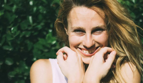 9 αλήθειες για τις γυναίκες που επιλέγουν να μην φορούν μακιγιάζ
