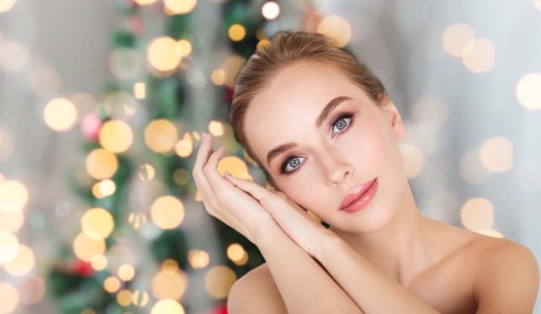 Η ρουτίνα περιποίησης που «μεταμορφώνει» το πρόσωπο αυτές τις γιορτές σε 3 απλά βήματα
