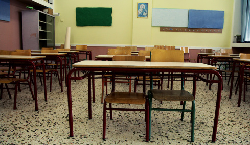 «Κάποιοι την παρέσυραν, δεν ξέρω πού βρήκε το μαχαίρι» λέει η μητέρα της 16χρονης που μαχαίρωσε μαθήτρια σε σχολείο της Κυψέλης