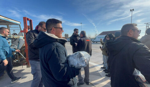 Αγρότες από το μπλόκο των Μαλγάρων μοίρασαν ρύζι στους διερχόμενους οδηγούς