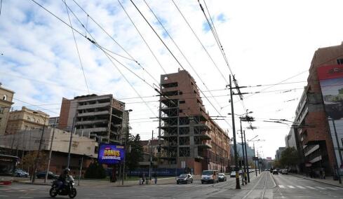 «Παγώνει» λόγω κοινωνικών αντιδράσεων η επένδυση του Κούσνερ σε βομβαρδισμένο κτίριο στο Βελιγράδι