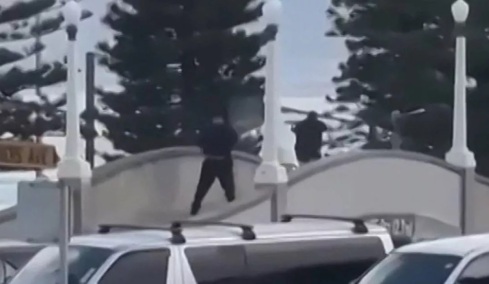 Βίντεο: Ήρωας αστυνομικός πυροβολεί από απόσταση 40 μέτρων και σκοτώνει έναν από τους τρομοκράτες του Σίδνεϊ