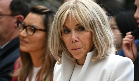 Η Μπριζίτ Μακρόν δεν παίρνει πίσω το «βρωμιάρες σκύλες» για τις ακτιβίστριες: Λυπάμαι αν τις πλήγωσα αλλά ήμουν ο εαυτός μου