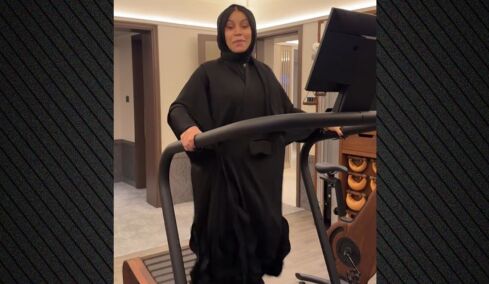 Η Cardi B έκανε γυμναστική φορώντας χιτζάμπ και αμπάγια, δείτε βίντεο