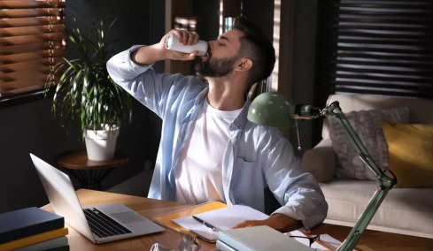 Η ιστορία ενός 50χρονου που έπινε 8 ενεργειακά ποτά την ημέρα και έπαθε εγκεφαλικό
