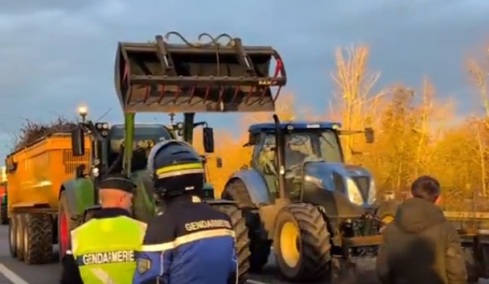 Στους δρόμους οι αγρότες και στη Γαλλία - Έκλεισαν κεντρικές οδικές αρτηρίες, απέκλεισαν σιδηροδρομική γραμμή