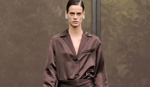 Σατέν παντελόνι: Το key-item για τις εμφανίσεις των γιορτών
